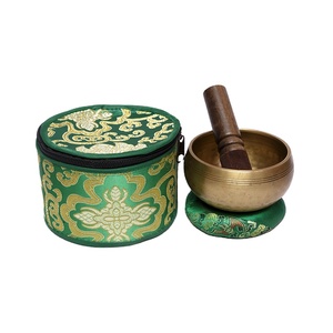 Grand ensemble d'artisanat en métal de style tibétain traditionnel de l'Himalaya Chakra Alchemy Bol chantant traditionnel Maillet sonore - Product Image 1