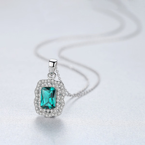 Collar de plata de ley S925 con esmeralda para mujer, personalizable en latón, ideal para fiestas nocturnas, cumpleaños y más. - Product Image 3