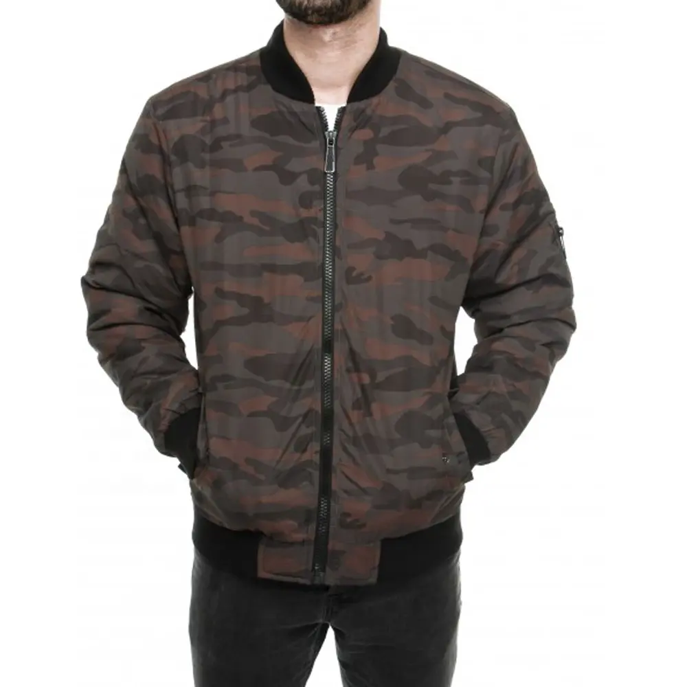 Jaqueta estilo camuflada masculina, jaqueta de cor leve e escura estilo bomber com manga esquerda e bolso, jaqueta de beisebol/letterman