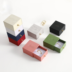 Caja de Almacenamiento de Joyas con Cajón Deslizante y Logotipo Personalizado, Venta al por Mayor, Caja de Almacenamiento de Anillos con Ranura para Tarjetas y Esponja - Product Image 1