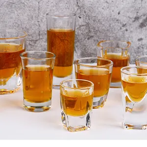 Vente en gros barre de sublimation de haute qualité fond épais logo personnalisé verre à liqueur bon marché brandy whisky tequila tasse en verre