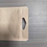 Pochette en papier kraft laminé avec trou de suspension, PET/PE 3 couches, résistante à l'humidité, thermoscellable, impression personnalisée, emballage cadeau pour snacks, faible MOQ