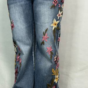 กางเกงยีนส์ลายดอกไม้ดีไซน์ใหม่สำหรับผู้หญิง กางเกงเดนิมปักลายตามสั่ง กางเกงทรงสกินนี่ลำลองแบบซักได้ - Product Image 3