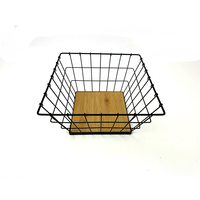 Zwarte metalen draadmand, multifunctionele keukenmand voor fruit en snacks, met houten bodem