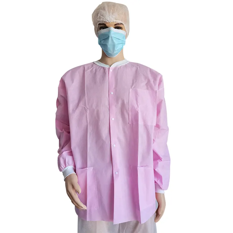 Tek kullanımlık gömlek pembe laboratuvar ceketleri SMS kalça uzunluğu tıbbi Scrubs örgü manşetleri ve yaka 3 cepler koruyucu kısa laboratuvarı mont
