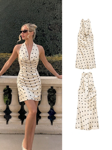 Vestido sexy ajustado con estampado de lunares, cuello vuelto, sin mangas, mini, ideal para fiestas y uso en verano. - Product Image 1