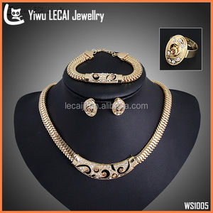 Splendida <span class=keywords><strong>collana</strong></span> <span class=keywords><strong>con</strong></span> ciondolo <span class=keywords><strong>leone</strong></span> in stile classico Set di 4 pezzi <span class=keywords><strong>con</strong></span> bracciale in metallo placcato oro anelli orecchini <span class=keywords><strong>con</strong></span> disegno scavato - Product Image 3