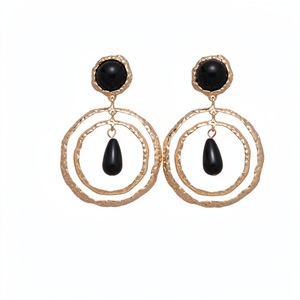 Boucles d'oreilles clous en résine en forme de cercle gothique dark metal, hypoallergéniques, avec aiguille en argent, style punk, surdimensionnées, pour femme, bijoux quotidiens et de fête - Product Image 1