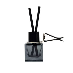 Ambientador de coche de vidrio transparente negro cuadrado vacío de 8 ml con clip para ventilación, tapa de madera negra y varilla difusora - Product Image 3