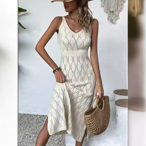 Vestido de tirantes de punto sexy con espalda descubierta y diseño hueco transparente de color liso para mujer, ideal para vacaciones, nueva colección primavera-verano. - Product Image 3