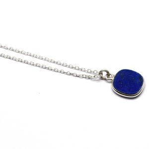 Collier de fiançailles et de mariage minimaliste en argent sterling 925 plaqué rhodium avec pierre précieuse lapis-lazuli taille coussin de 12 mm et chaînes superposées - Product Image 1