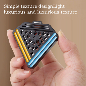 เครื่องหอมปรับอากาศในรถยนต์รูปสามเหลี่ยมแขวนทำจากอลูมิเนียมอัลลอยด์ กลิ่นหอมติดทนนาน ใช้เป็นเครื่องหอมอโรมาเธอราพีสำหรับตกแต่งภายในรถยนต์ - Product Image 2