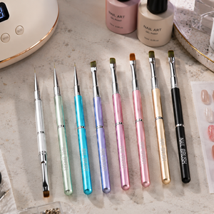 Lot de pinceaux liner à logo personnalisé pour ongles, poils en nylon souples, manche métallique dépoli, outil de précision pour le nail art en salon - Product Image 1