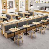 Ensemble de mobilier de restaurant commercial pour café, fast-food et espace public : banquette, canapé, table et chaises en cuir et bois, de forme ronde ou carrée