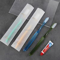 Sac d'emballage en plastique CPE givré jetable et imperméable personnalisé avec impression en héliogravure pour articles d'hôtel, trousses de voyage et fournitures pour invités