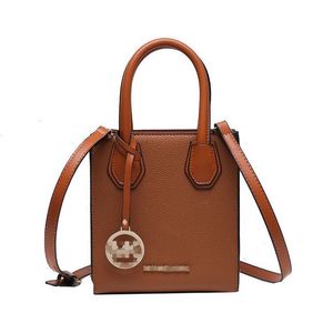 Túi đeo chéo nữ cao cấp, họa tiết nổi chữ, khóa kéo sang trọng, phong cách giản dị, nhẹ nhàng, thời trang mùa xuân, cầm tay tiện lợi - Product Image 5