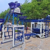 Machine de fabrication et de pose automatique de blocs de béton creux à emboîtement hydraulique personnalisable