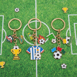 ชุดพวงกุญแจฟุตบอลเคลือบเงา พร้อมจี้รูปถ้วยรางวัล เสื้อแข่ง และรองเท้าสตั๊ด สีทอง สำหรับแฟนบอลและนักเตะ - Product Image 1