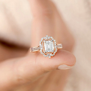 Anillo de Diamantes en Oro Rosa F1335, Corte Esmeralda, Diamante Sintético Cultivado en Laboratorio, Anillo de Compromiso para Mujer con Diamantes Laterales - Product Image 2