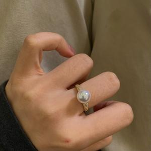 Anillo de Plata S925 con Perla Natural de 9-10 mm, Diseño Simple y Lujoso, con Acabado Dorado, Excelente Conservación del Color, Caja de Regalo Incluida - Product Image 4