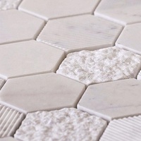 Carreaux de miroir en marbre blanc de Carrare texturé vieilli, forme hexagonale alvéolée, bord biseauté, style parquet européen, pour mur intérieur