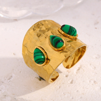 Dreamshow Bague Chevalière Martelée Malachite Bijoux en pierres précieuses étanches Bague en acier inoxydable plaqué or