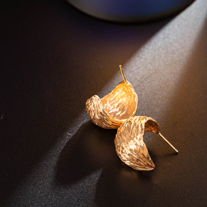 Boucles d'oreilles créoles en métal texturé brossé pour femmes, plaquées or, argent, style bohème minimaliste, style français, élégantes, grosses clous - Product Image 6