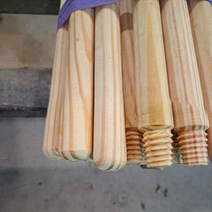 Manche de balai en pin en gros, manche de balai en bois naturel pour outils de nettoyage des sols, long manche en bois, fabricant OEM personnalisé - Product Image 1