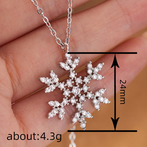 Collana con ciondolo a forma di fiocco di neve per donna, regalo di gioielli alla moda scintillanti per le vacanze - Product Image 5