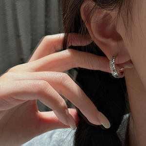 Boucles d'oreilles Wenchi en argent pur S925, effet glace pilée, design vintage rétro incurvé CNC, style simple et tendance, personnalité de niche, cristal - Product Image 2