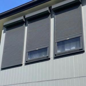 Fenêtre à battants en aluminium sur mesure avec volet roulant électrique intégré, lames en mousse isolante pour projet de façade de villa insonorisée - Product Image 1
