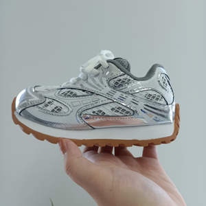 Ready Stock 2025 트렌드 키즈 디자이너 스니커즈 어린이 느슨하고 편안한 은색 럭셔리 스포츠 신발 - Product Image 1