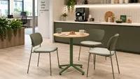 Table de bistrot ronde moderne avec plateau en mélamine effet bois et base en acier à quatre branches pour usage hôtelier (T-196)
