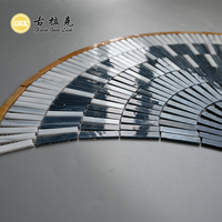 Mosaïque en verre coloré en forme d'éventail, motif artistique pour la décoration murale
