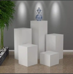 Columna Cuadrada de PVC y Tablero de Densidad Blanca Personalizada para Exhibición de Ropa y Zapatos, Base Blanca para Mostrador - Product Image 4