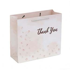 ถุงกระดาษช้อปปิ้งหรูหราเป็นมิตรกับสิ่งแวดล้อม KM พร้อมหูหิ้วริบบิ้นสำหรับบรรจุภัณฑ์ของขวัญและเสื้อผ้า - Product Image 3