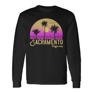 T-shirt a maniche lunghe Sacramento California Retro Sunset con design vintage con palme - Product Image 1