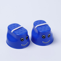 Équipement d'entraînement sur échasses bleues en plastique, motif dessin animé visage souriant traditionnel, jouets d'équilibre pour l'intégration sensorielle et les activités de plein air