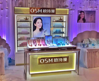 Présentoir cosmétique blanc au détail et rayonnage de magasin de maquillage avec des lumières LED lumineuses Vitrines de magasin de parfum