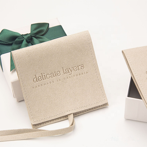 Sacs d'emballage de bijoux à logo personnalisé pochette à bijoux en microfibre à rabat petite enveloppe en velours pliée - Product Image 1