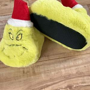 Chaussons d'intérieur douillets pour femmes et hommes avec logo brodé et semelle antidérapante, personnalisables - Product Image 3