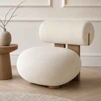 Fauteuil Boucle à structure en bois, design italien de luxe personnalisé, fauteuil individuel minimaliste inclinable pour salon de villa