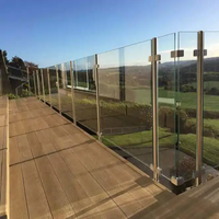 Villa moderne de luxe avec garde-corps en verre trempé sans cadre en aluminium, grille de sécurité pour escalier, balcon, salle de bain, extérieur, jardin, centre commercial