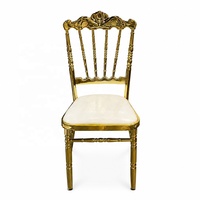 Chaise de banquet Chiavari empilable en fer doré moderne pour hôtels et événements, avec coussin blanc – Vente en gros