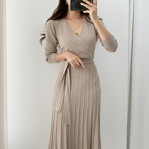 All'ingrosso 2025 coreano Chic autunno stile francese <span class=keywords><strong>con</strong></span> scollo a V <span class=keywords><strong>in</strong></span> <span class=keywords><strong>pizzo</strong></span> <span class=keywords><strong>in</strong></span> vita sottile sopra il ginocchio <span class=keywords><strong>abito</strong></span> lungo plissettato <span class=keywords><strong>in</strong></span> <span class=keywords><strong>maglia</strong></span> - Product Image 3