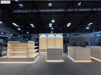 Conception d'intérieur complète pour magasin de cosmétiques sur mesure : mobilier, armoire murale LED, comptoir îlot, bureau de réception