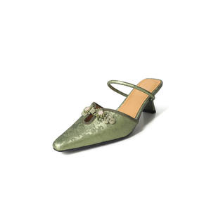Chaussures pour femmes en cuir pleine fleur à talons hauts et de couleur unie, portées avec un foulard, sont des pantoufles élégantes, décontractées et à la mode. - Product Image 2