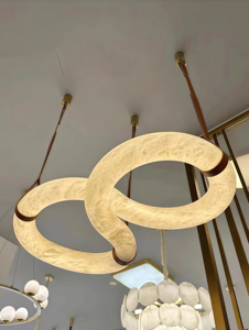 JYLIGHTING Lustre de luxe pour hall d'entrée en albâtre espagnol, sur mesure, avec boucles circulaires entrelacées en infini et bande de cuir beige - Product Image 2