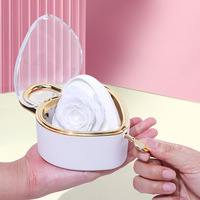 Boîte à bijoux en forme de cœur avec rose éternelle, support rotatif à 360° en acrylique pour bague et collier, cadeau de remise de diplôme pour elle