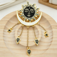 Lencana Kerah Sun Moon Pabrik Kunshan Berlapis Emas dengan Rantai Gantung Berhiaskan Bintang, Pin Rantai Enamel Keras Kustom